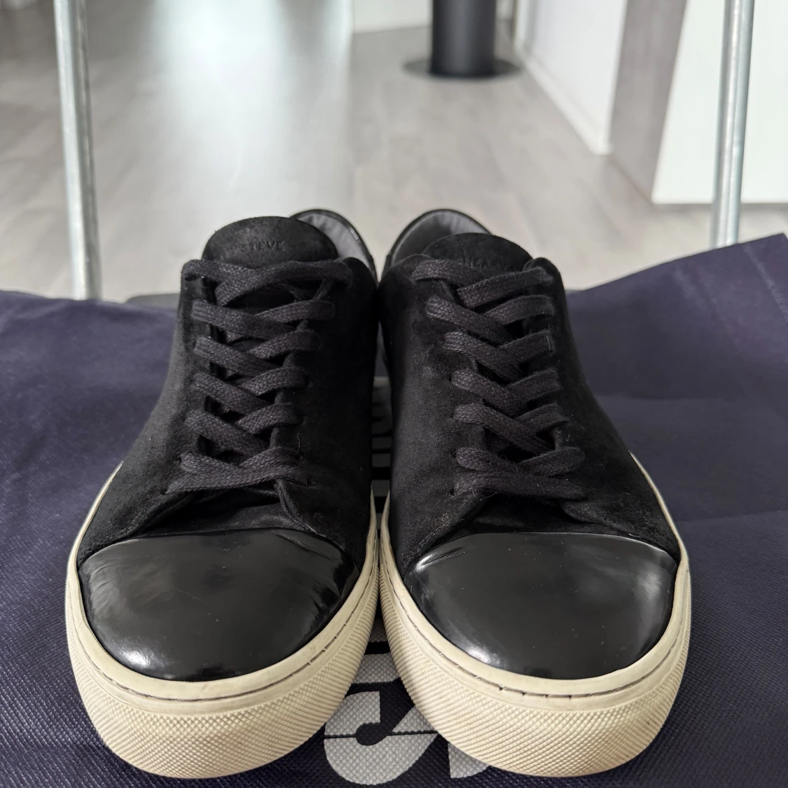 Svarta sneakers från Sneaky Steve