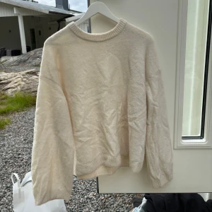 Arket stickad tröja - Stickad tröja från arket i albacka ull blandning, tröjan har blivit nopprig på vissa ställen ( inget jag försökt få bort) 💕Aldrig blivit maskin tvättad så storleken är som den ska 😊 Använd gärna köp nu!