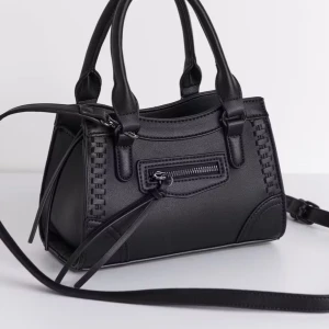 Svart handväska med axelrem - Snygg svart handväska med både handtag och lång axelrem. Väskan har dekorativa sömmar och en liten dragkedjeficka framtill. Perfekt storlek för det viktigaste och passar till många olika stilar. Säljet då jag råkafe köpa tvp stycken☺️