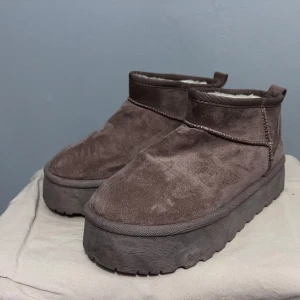 Rosa boots med platåsula från Claudia Ghizzani - Mysiga rosa boots från Claudia Ghizzani med tjock platåsula och mjukt vitt foder. Skorna har rund tå och är tillverkade i mockaliknande material, perfekta för kyliga dagar.  Är i storlek 36, använda ett tillfälle då dom var för små. Alltså i mycket bra skick!  Kommer från djurfritt hem.💕