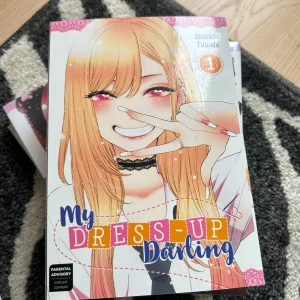 My Dress-Up Darling 7 volymer intressekoll - Jag har tänkt på att kanske sälja min Dress Up Darling manga, volym 1-5, 7-8 (alltså 7 volymer). Alla böcker är fortfarande inslagna förutom volym 1 och 3. 180 kr per volym nypris. Lite osäkert om jag säljer men det skadar inte att lägga ut och kolla om någon är intresserad iallafall