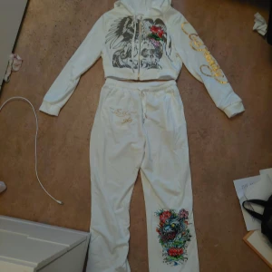 Vit Ed Hardy set - Vit set från Urban Outfiters. Inte äkta Ed Hardy. Skriv om du har frågor eller vill ha flera bilder!
