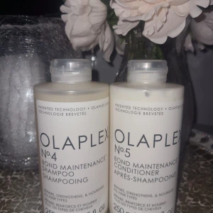 Olaplex No.4 & No.5 – Schampo & balsam 250ml (nya) - Säljer helt nya & oöppnade Olaplex No.4 & No.5 – • No.4 Shampoo: rengör skonsamt, stärker & återfuktar • No.5 Conditioner: reder ut, mjukgör & reparerar Båda 250 ml. Perfekt för skadat/färgat hår. Upphämtning i Göteborg eller frakt. Först till kvarn!