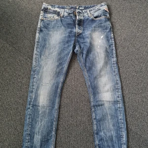 Blå slitna jeansbyxor från Replay - Säljer ett par snygga replay jeans storlek 29. Jeansen är inte jättemycket använda, har inga defekter eller liknade. Frågor eller funderingar tveka inte att höra av dig!!☀️