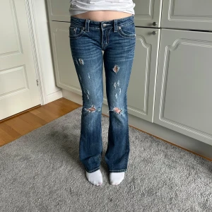Miss me jeans  - Miss me low waist bootcut jeans. Midjemått : 37 cm och innerbenslängd: 81 cm. Trasiga längst ner (se bild) 