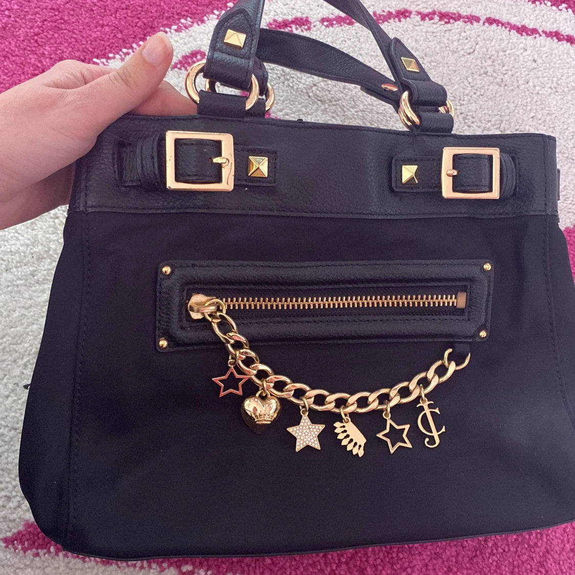 Svart handväska från Juicy Couture med gulddetaljer - 1