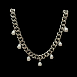 Silverfärgat halsband med pärldetaljer - Stilrent halsband i silverfärgad metall med kraftig kedja och hängande pärlor. Perfekt accessoar för att lyfta din outfit med en elegant touch.