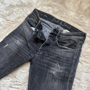 Jack & Jones Jeans slimfit - Jack & Jones Jeans med feta slitningar. Modell: slimfit Glenn. Storlek 28/32. Passar mindre. Kom privat vid frågor eller funderingar! Fraktar inom 24h✅