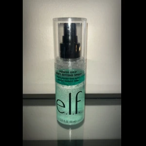 e.l.f - Power grip dewy setting spray  - Lite använd men är ca 90% kvar. På andra bilden ser man hur den ser ut när man skakat den med om det är av intresse. ”Shake up the way you set makeup! Get major makeup grip plus a dewy finish with this shockingly fine setting spray. Featuring a makeup-gripping water phase and a moisturizing oil phase, the bi-phase formula is boosted with 5% aloe, plus hyaluronic acid, squalane and green tea seed oil. Shake to activate the power of both phases for dewy, long-lasting makeup looks.”