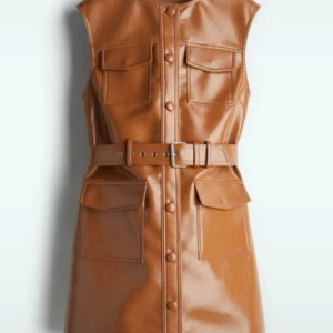 Brun coated cargoklänning med bälte - Snygg brun cargoklänning i coated material med markerat bälte i midjan och stora fickor framtill. Klänningen är ärmlös och har knappar längs hela framsidan. Perfekt för dig som vill sticka ut med en trendig look. Aldrig använd med prislapp kvar.