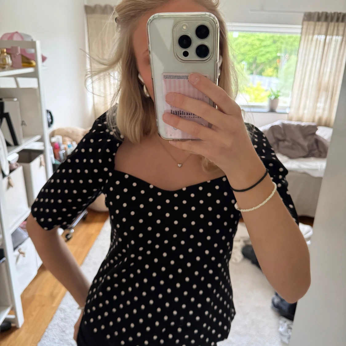 Svart prickig blus med puffärm - 1