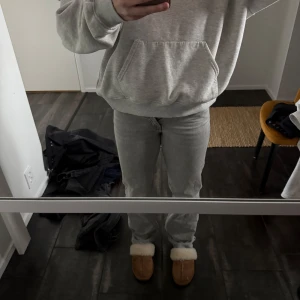 Gina Tricot Mid Waist Jeans - Säljer mina Gina Tricot midwaist jeans strl 32 pga de har blivit för små. De är straight i modellen men sitter tajtare på mig då de har blivit små. Använd få gånger. Inte slitna alls. Köpta för 499.. Försökte hitta bild på nätet men tror de inte säljs längre. 