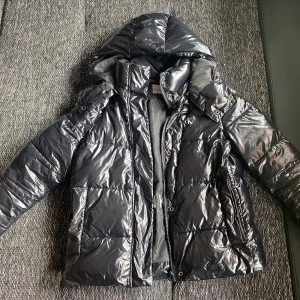 Calvin Klein jacka - Hejsan! Säljer nu min Calvin Klein jacka då den är för liten! Mycket fint skick endast ett litet hål på insidan men påbörjar inte användningen på något sätt. Lite skrap skador på höger armbåge men det är inget som syns om man inte kollar noga! Nypris runt 3600kr!