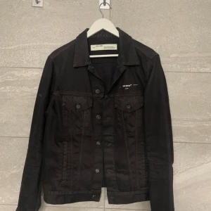 Off-White jeans jacka - En super fin Off-White jeans jacka som är använd en enstaka gång! 
