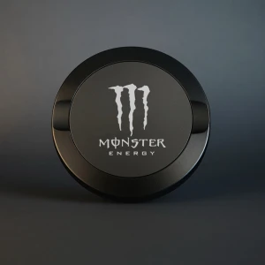 Metall Snusdosa - Monster Energy - Denna stilrena snusdosa i matt svart metall är både praktisk och elegant. Med två fack för nytt och använt snus samt en robust konstruktion är den perfekt för alla tillfällen. Den kompakta storleken gör den lätt att bära, och den lasergraverade designen ger en personlig touch.