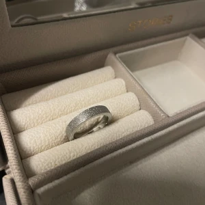 Glittrig silverring - Säljer en snygg ring från Edblad i silverfärg med frostad glittrig yta. Ringen har en enkel och stilren design som passar perfekt för dig som gillar diskreta men ändå iögonfallande smycken. Aldrig använd eftersom att jag använder guldsmycken! 