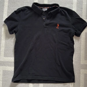 Svart pikétröja från U.S. Polo Assn. - Klassisk svart pikétröja från U.S. Polo Assn. 