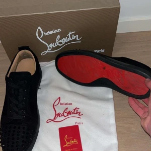  Christian Louboutin skor -  Säljer ett par stilrena Christian louboutins som är i mycket bra skick. Skorna är för feta in för sommaren och passar till allt du har på dig. Kolla bild 5 där de finns en liten deffekt och hål på tungan