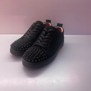 Christian Louboutins - ÄKTA Svarta Christian Louboutins, bra skick sparsamt använda, säljs då de ej passar mig längre. 