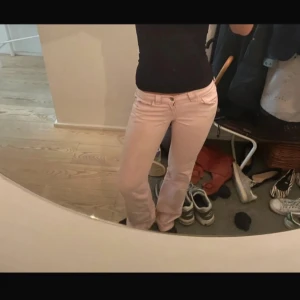 Low waist jeans - Low wasitet jeans som är jätte fina och rosa perfekt för sommarn och sånt💞pris kan diskuteras köpte på plick för 500kr passa inte i midjan 