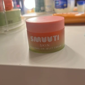 Smuuti Skin Watermelon Jelly Cream - Säljer en Smuuti Skin Watermelon Jelly Cream, en vegansk ansiktskräm med gelétextur. Har bara använt de max 5 gånger. Den är helt ny annars. Om ni har frågor om pris eller något annat kan ni skriva till mig😊😊