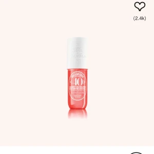 Sol de Janeiro Brazilian Crush 40 - Body mist ifrån Sol de Janeiro i 90 ml som aldrig är använd. Doften heter Brazilian Crush 40 och har inslag av plommon, vanilj och jasmin. Perfekt för dig som gillar söta och fruktiga dofter med en tropisk vibe. Säljer då den inte kommer till användning💕