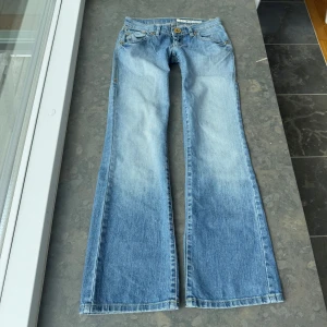 Lågmidjade jeans  - Så snygga jeans som tyvärr inte passar mig och har därför ingen bild på! Midjemått tvärsöver: 37-38cm Midjehöjd: 17cm Inerbens längd: 76cm💕