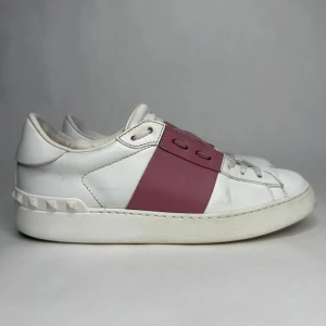 Valentino Open sneakers  - Jätte fina Valentino Garavani Open. Skorna är i storlek 38 och bra skick 8/10 inga märkbara skador.  Nypris 7300kr  skriv om du har frågor eller funderingar 🌸