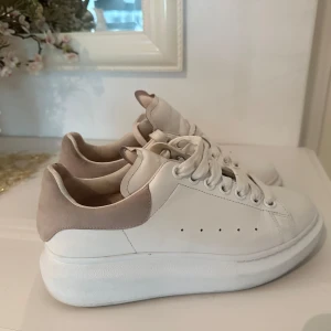Alexander McQueen sneakers - Snygga vita sneakers från Alexander McQueen. I jätte bra skick. 