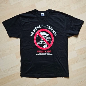 No More Hiroshimas - Vintage Tee - Vintage T-shirt - No More Hiroshimas  Mycket fint skick!  Storlek: M   Axelbredd: 49cm  Längd: 69cm