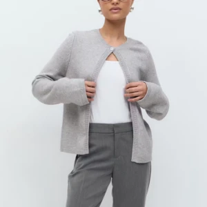 Gina tricot cardigan - Ny kofta aldrig använd inga defekter eller liknande, helt ny🤍🌸 storlek L sitter som M köpt större för att få den mer oversized men tycker den sitter helt normalt på mig som har s i toppar.