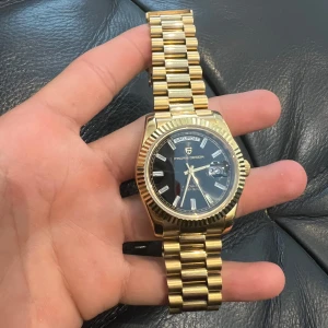 Herr klocka  - Guld klocka, 36mm, automatisk, extra länkar medföljer samt låda om det önskas. 