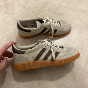 Adidas Spezial  - Adidas Spezial sneakers i beige med bruna detaljer. Knappt använt, storlek 38