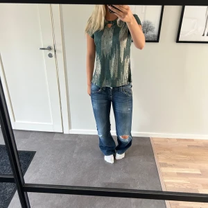 Grön glittrig topp Alice Bizous  - Supersnygg grön glittrig topp från Alice Bizous i storlek M. Bra skick.