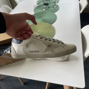Golden goose - Deluxe Brand Superstar - Säljer nu mina golden goose skriv om fler bilder, använts 2 ggr så rätt så nya. Passar mycket bra till sommaren. Storleken är 44 men passar även 43
