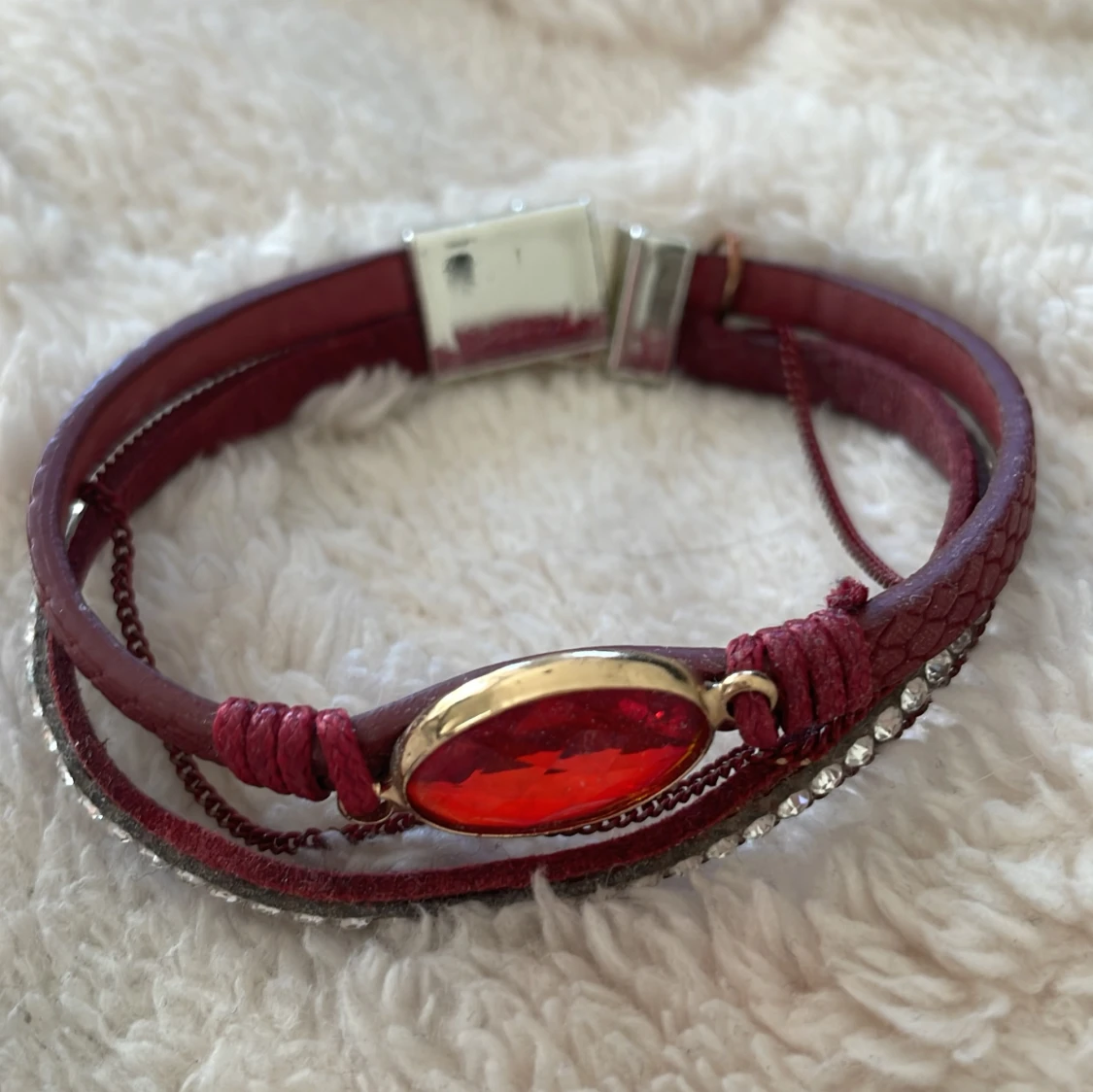 Två trendiga armband i rött och roséguld - 1