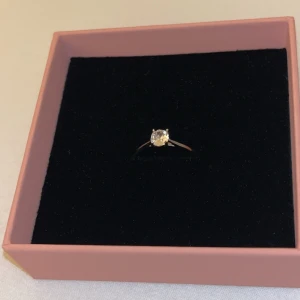 Edblad ring - Ring från Edblad i silver med en sten på, ser ut som den tappat färg på första bilden men det är bara ljuset (se bild nr 2). Storlek 16.80🥰