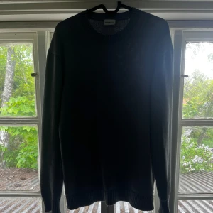 Långärmad tröja - Säljer en schysst långärmad tröja i bomull från John Henric som inte används längre, tröjan är i superbra skick och inga tecken på användning syns! Strl S