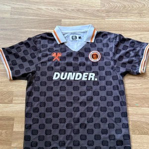 ODZ x Dunder svart fotbollströja - Odz fotbollströjan, använd fåtal gånger så som ny i skicket, storlek S (katt finns i hemmet