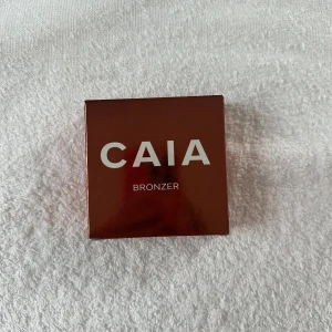CAIA Bronzer La Digue - Säljer en CAIA Bronzer i nyansen La Digue. Helt ny och aldrig använd, säljer pågrund av att jag fick fel nyans i födelsedagspresent😊