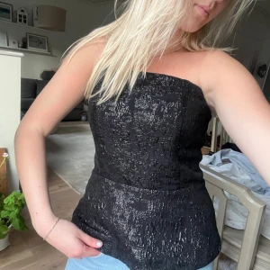 Festtopp - Så snygg topp perfekt till fest!! Glittrig, passar en S