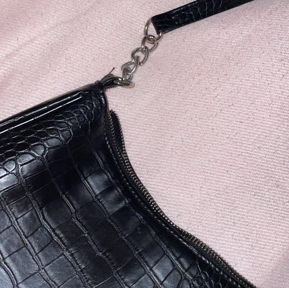 Svart axelväska i croco-imitation - 1