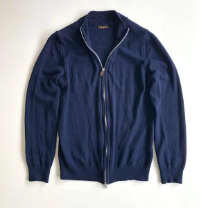 Stenströms zip tröja i Merinoull - Helt ny Mörkblå kofta från Stenströms i 100% merinoull. Storlek: S                                     Nypris: 2300kr 🛑 Mitt pris: 729kr✅