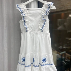 Vit klänning med blå detaljer💙 - Använd ca 2 gånger och pris kan diskuteras! 