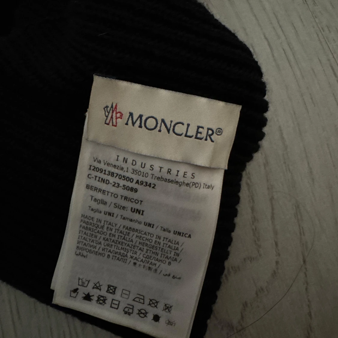 Svart ribbad mössa från Moncler - 1