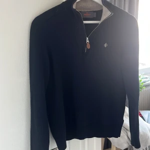 Morris half-zip - Säljer nu min mörkblåa morriströja då den blivit för liten för mig. Tröjan är i 100% merinoull vilket gör den till en otroligt bekväm och temperatursreglerande tröja. Inga hål eller andra skador i tröjan. Storlek S men sitter som XS, skulle säga att den passar bäst på 160-165cm. Hör av dig vid någon fundering!