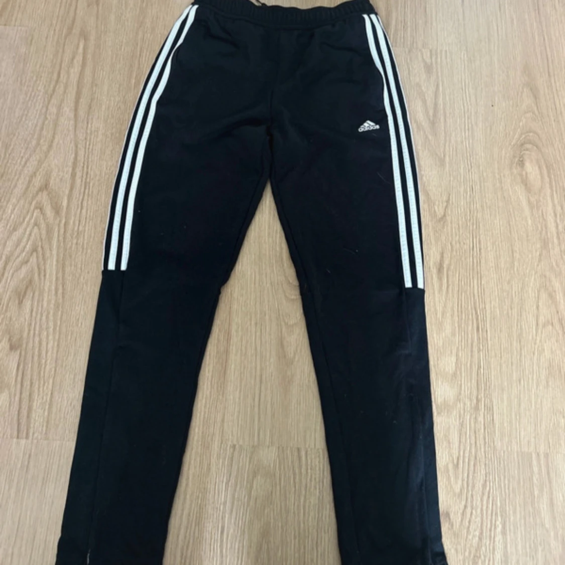 Svarta Adidas mjukisbyxor med ränder