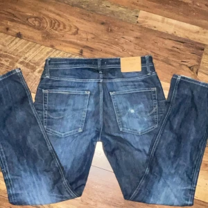 Jack & jones  - Mörkblå jeans från jack & jones. Dom är kanppt använda och dom är i storlek w32 och L32