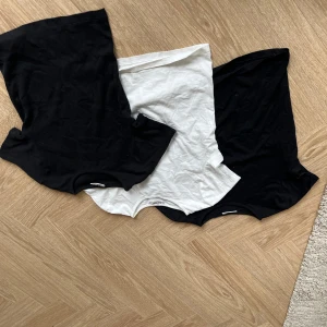 Svarta och vit t-shirt från Kappahl - Tre basic t-shirts från Kappahl i svart och vitt. Klassisk rund halsringning och kort ärm, perfekta att matcha med jeans eller shorts. Tillverkade i mjuk bomull för en skön känsla hela dagen. Snygga och enkla att styla till din vardagslook. Vet inte heller varför bilderna är upp och ner men man ser nog att det är t shirts.