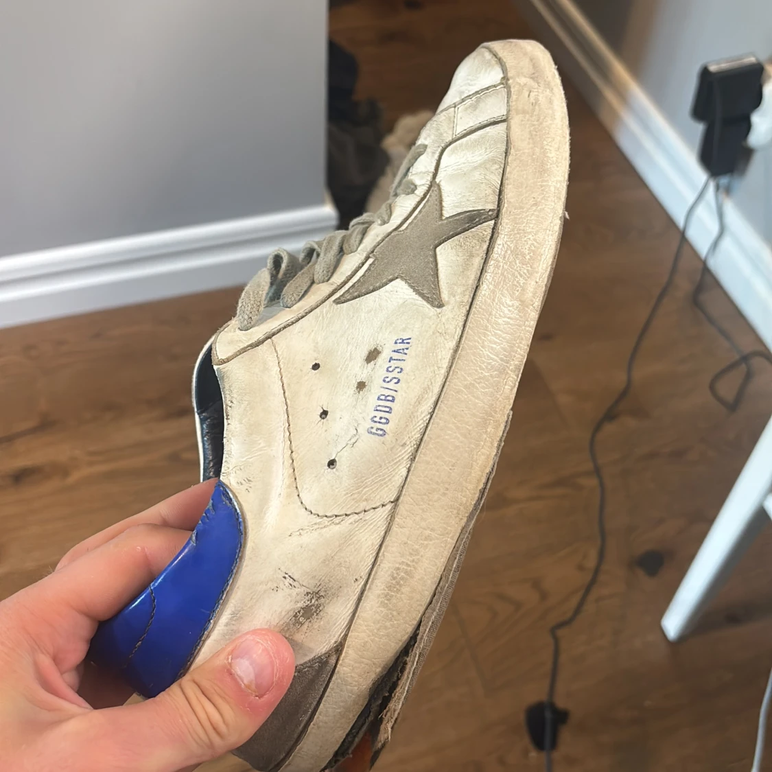 Golden Goose vita sneakers med blå detalj - 4